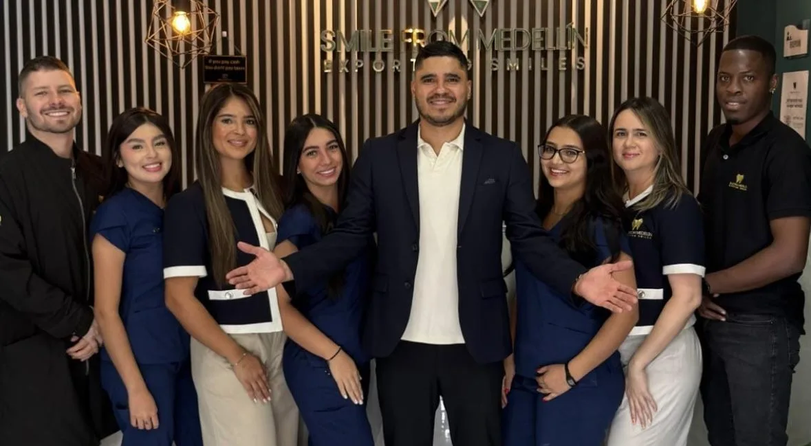 Equipo de Smile From Medellín en la clínica dental de El Poblado, Medellín