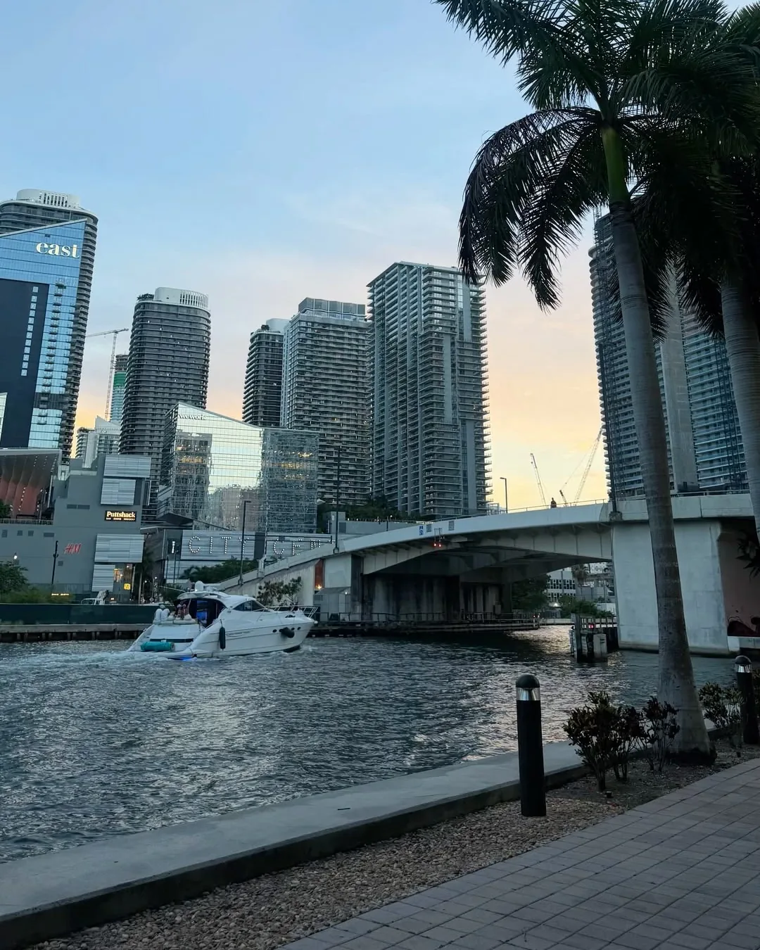Brickell y el río Miami al atardecer